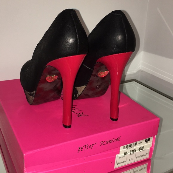 Betsey Johnson Dareah Black Multi Pumps - Picture 2 of 6
